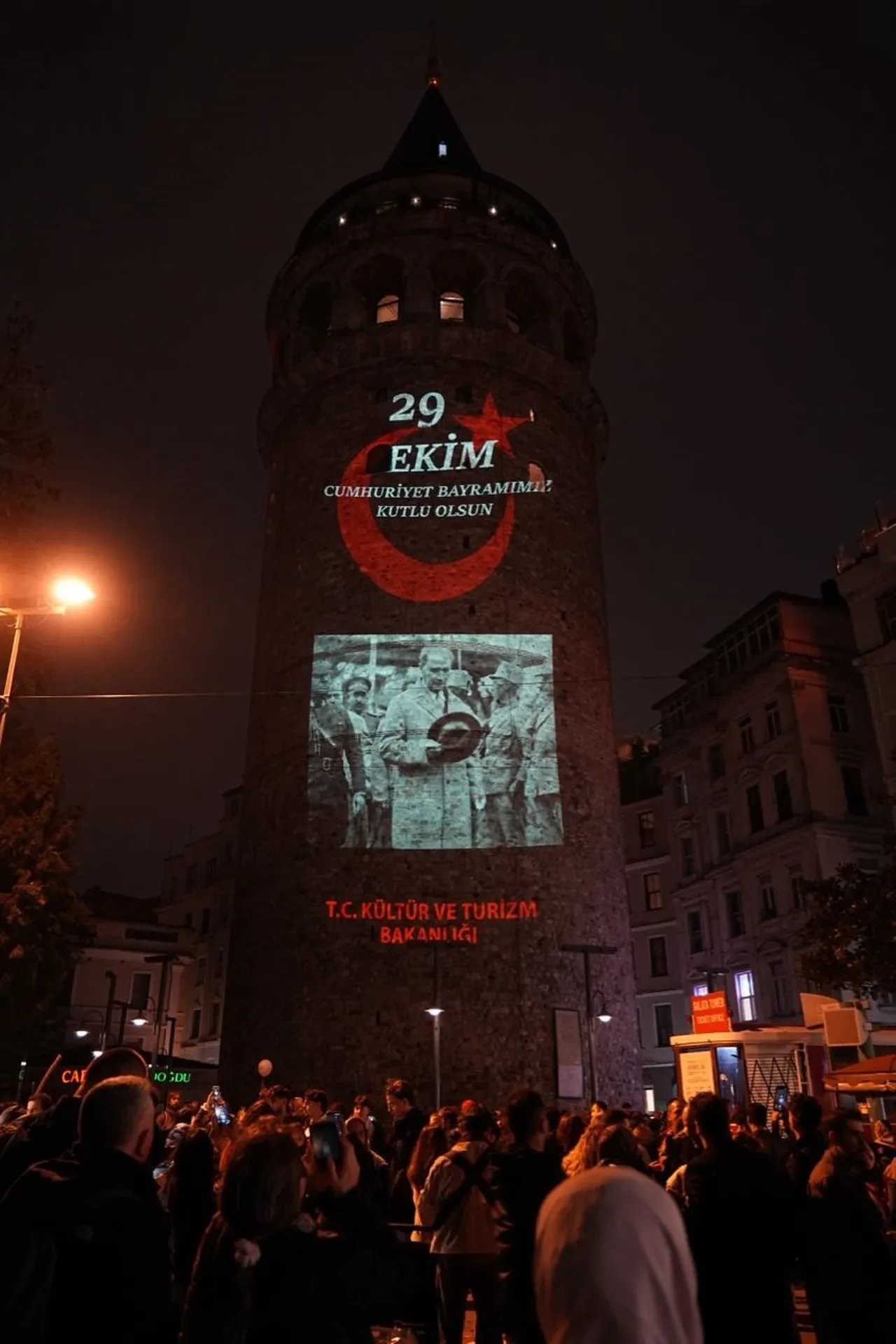 Cumhuriyet'in 103 yıllık ışığı Galata Kulesi'nde! Bakan Ersoy'dan 'İlelebet parlayacak' mesajı