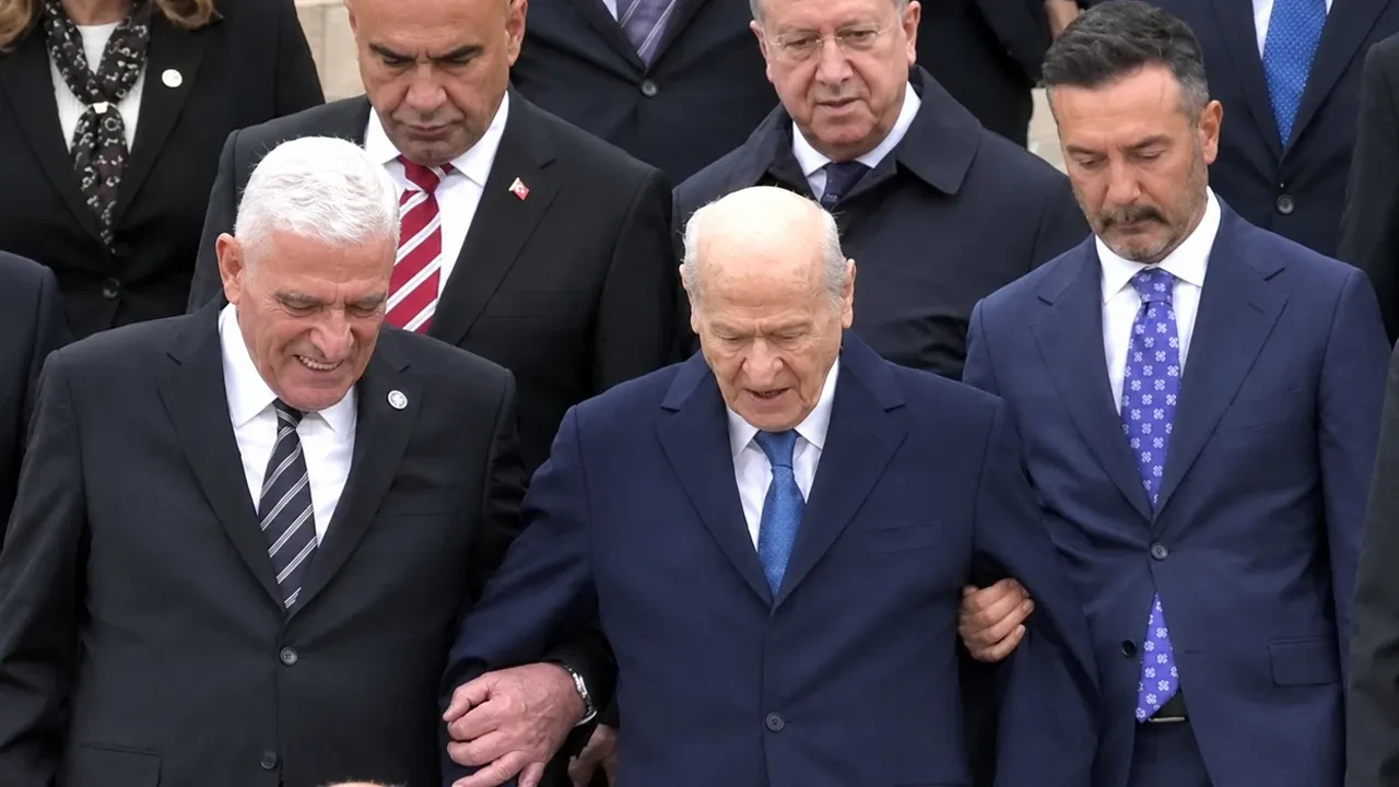 Devlet Bahçeli ile Müsavat Dervişoğlu Anıtkabir'de kol kola yürüdü! İYİ Partili Erhan Usta'dan tepki geldi