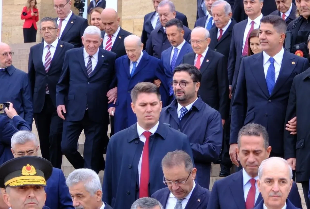 Devlet Bahçeli ile Müsavat Dervişoğlu Anıtkabir'de kol kola yürüdü! İYİ Partili Erhan Usta'dan tepki geldi