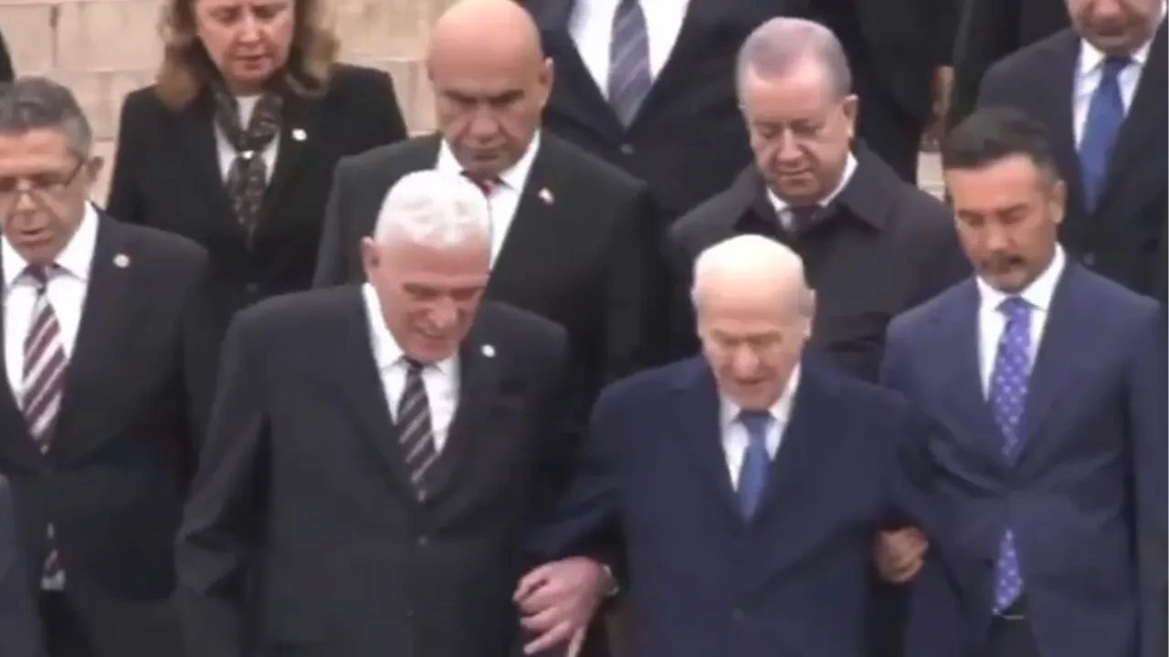 Devlet Bahçeli ve Müsavat Dervişoğlu, Anıtkabir merdivenlerinden kol kola indi