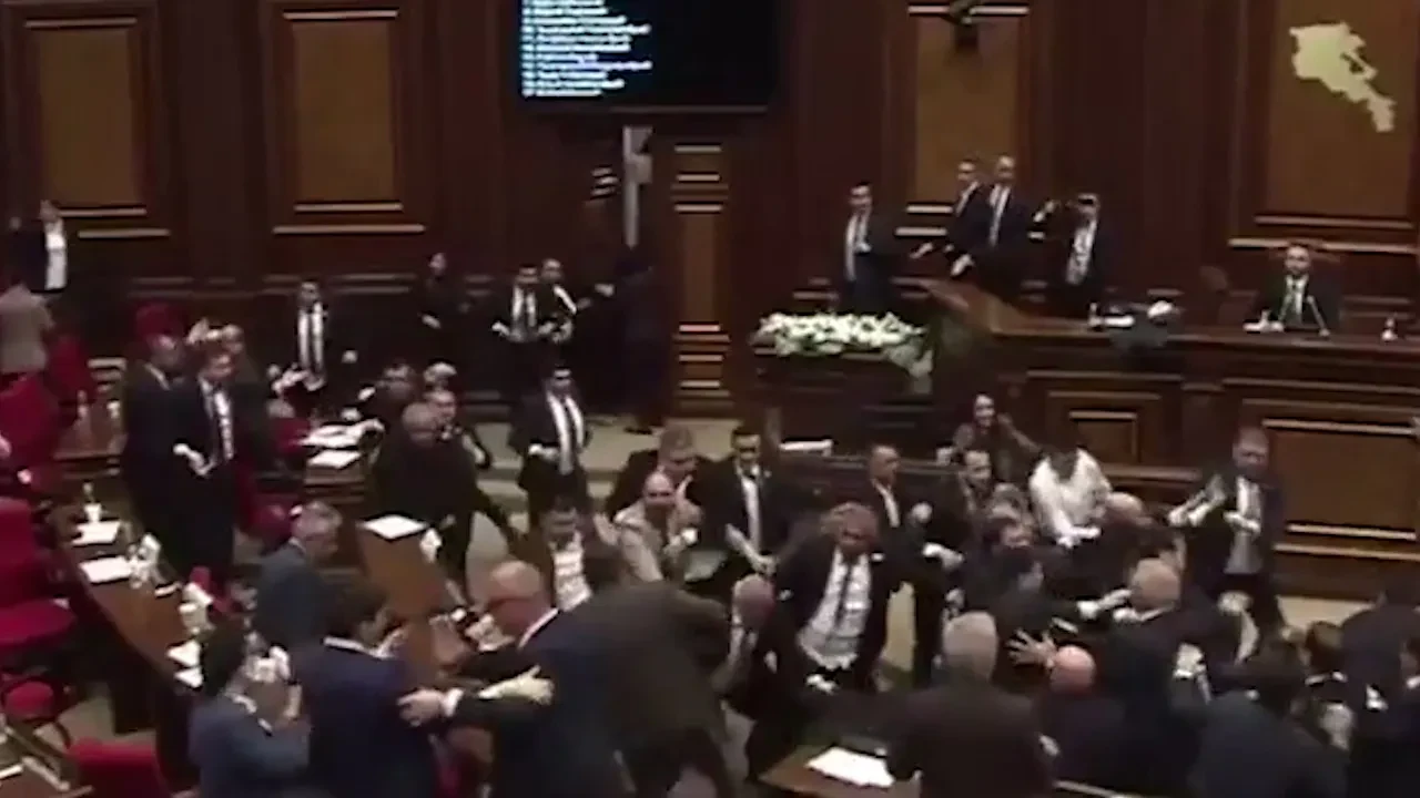 Ermenistan parlamentosunda feci kavga: Yumruklar havada uçuştu