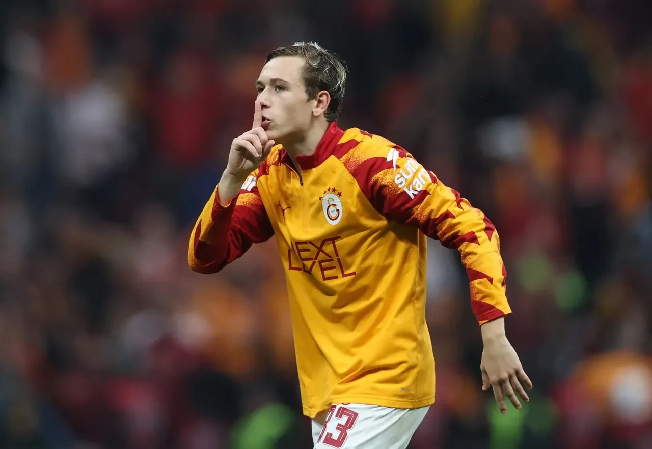 Galatasaray'da Aleksey Batrakov sürprizi! Sözleşmedeki madde dikkat çekti: İstanbul'a geliyorlar
