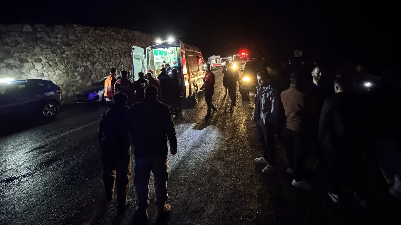 Hakkari'de minibüs şarampole devrildi: Çok sayıda yaralı var