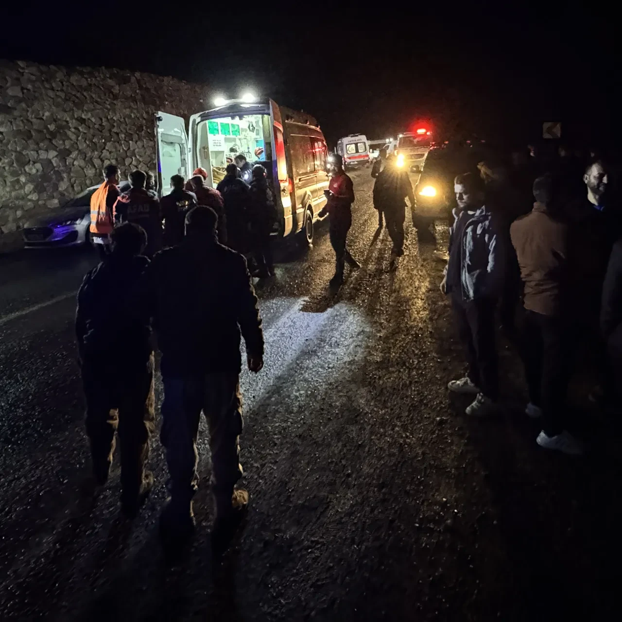 Hakkari'de minibüs şarampole devrildi: Çok sayıda yaralı var