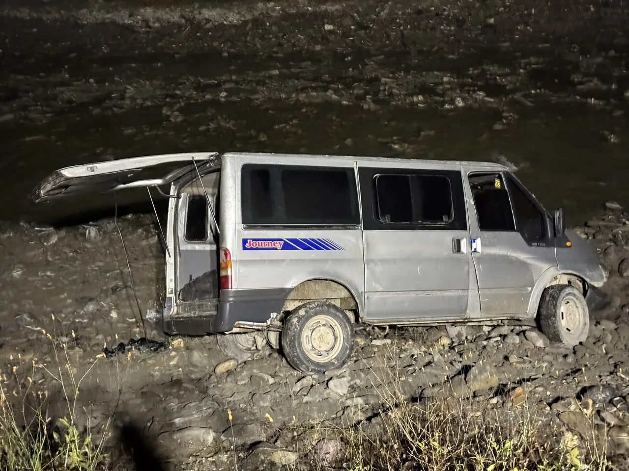 Hakkari'de minibüs şarampole devrildi: Çok sayıda yaralı var