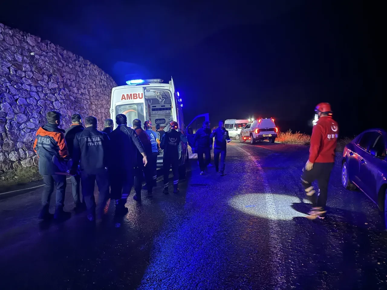 Hakkari'de minibüs şarampole devrildi: Çok sayıda yaralı var