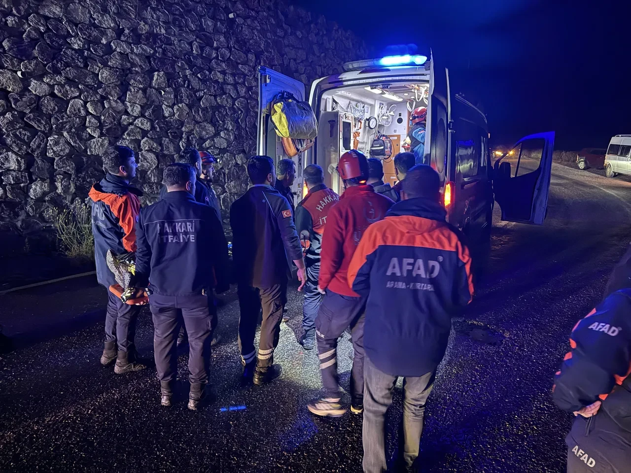 Hakkari'de minibüs şarampole devrildi: Çok sayıda yaralı var