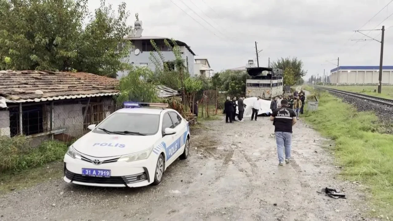 Hatay Dörtyol'da feci tren kazası: Otomobil metrelerce sürüklendi, anne öldü, oğlu yaralandı