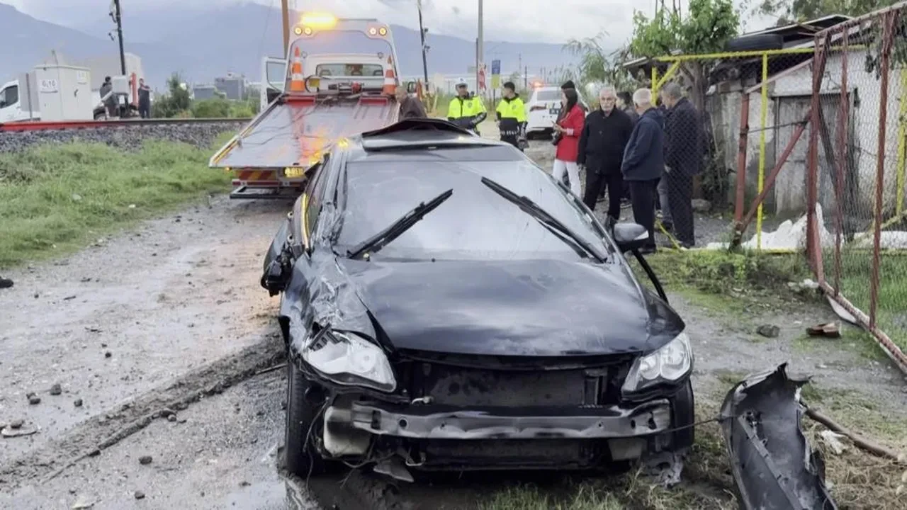 Hatay Dörtyol'da feci tren kazası: Otomobil metrelerce sürüklendi, anne öldü, oğlu yaralandı