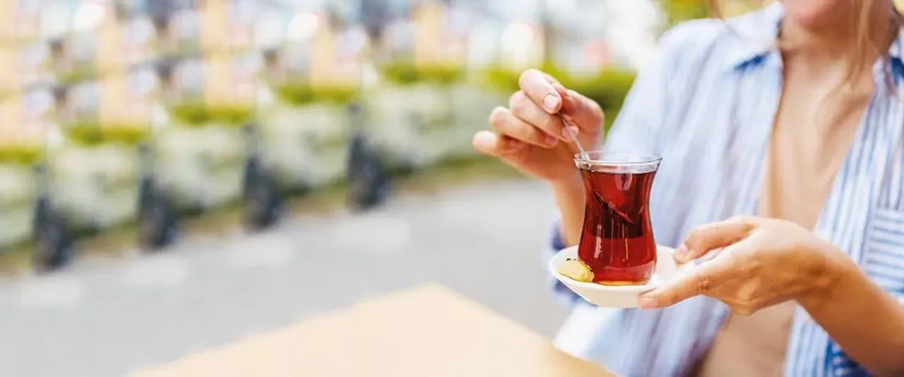 Her gün çay içenleri ilgilendiren araştırma: Damar sağlığını koruyor ama ciddi bir risk var