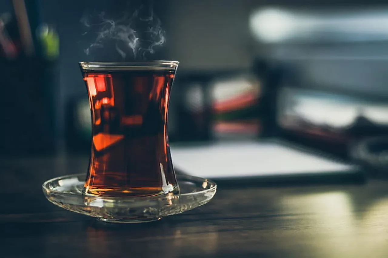Her gün çay içenleri ilgilendiren araştırma: Damar sağlığını koruyor ama ciddi bir risk var