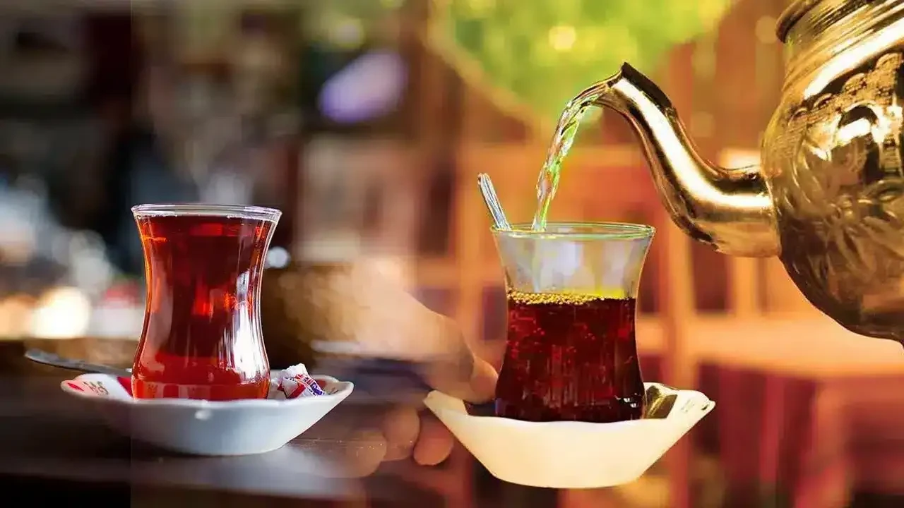 Her gün çay içenleri ilgilendiren araştırma: Damar sağlığını koruyor ama ciddi bir risk var