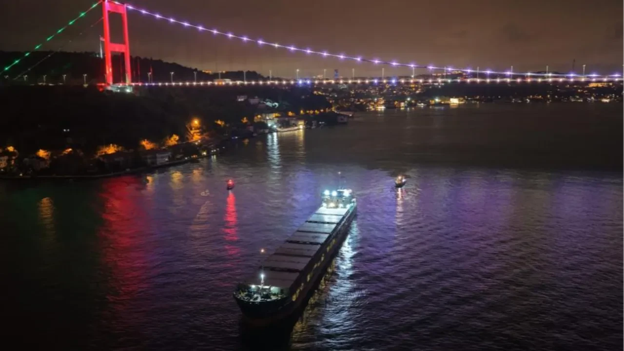 İstanbul Boğazı'nda gemi arızası: Trafik askıya alındı