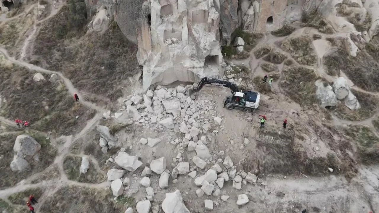 Kapadokya'da 3 kişinin can verdiği bölgede çöken peribacası havadan görüntülendi