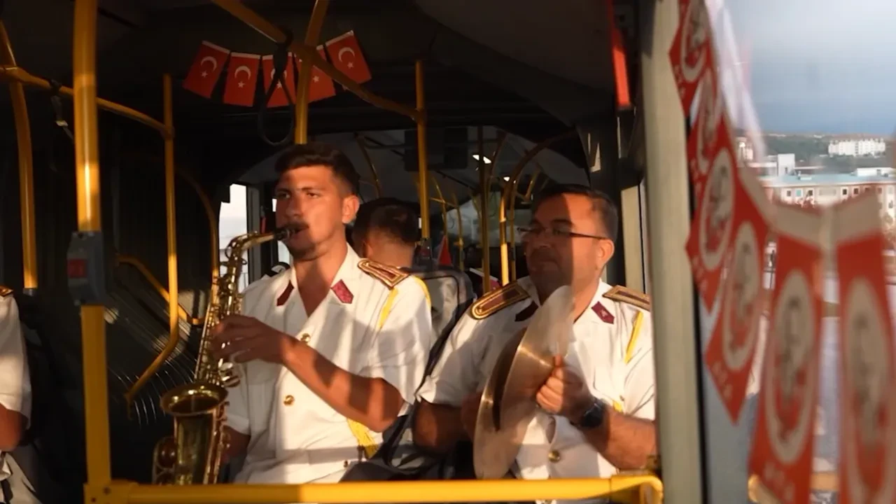Kimse böyle bir yolculuk beklemiyordu! Otobüste marş sürprizi: 29 Ekim Cumhuriyet Bayramını böyle kutladılar