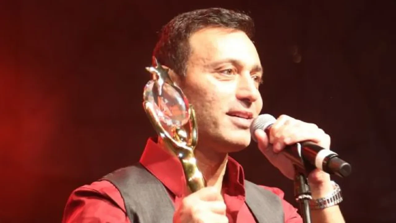 Mustafa Sandal'ın yeni imajı şaşırttı! Harbiye sahnesine bambaşka bir görünümle çıktı