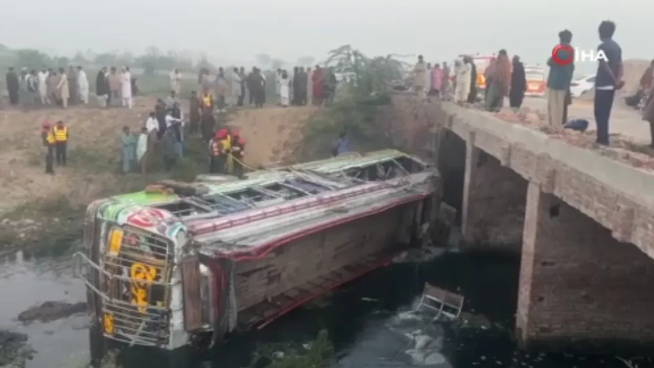 Pakistan’da yolcu otobüsü şarampole yuvarlandı: Çok sayıda ölü ve yaralı var