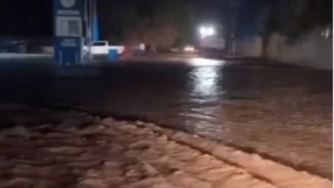 Şanlıurfa'da aniden bastıran şiddetli sağanak taşkınına yol açtı: Otel ve akaryakıt istasyonu sular altında kaldı