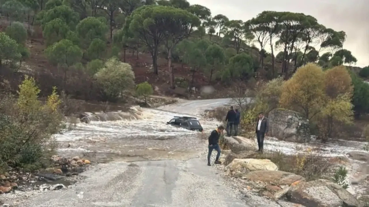 Selde mahsur kalan vatandaşları kurtarmak için zamanla yarıştılar!