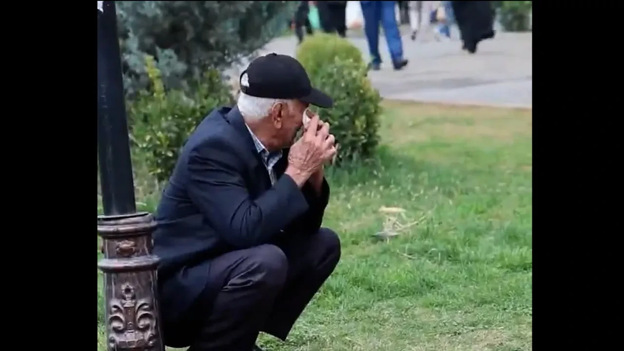 Sosyal medya bunu konuşuyor: Anaokulu öğrencileri 'Ölürüm Türkiyem'i söyledi, yaşlı adam hüngür hüngür ağladı