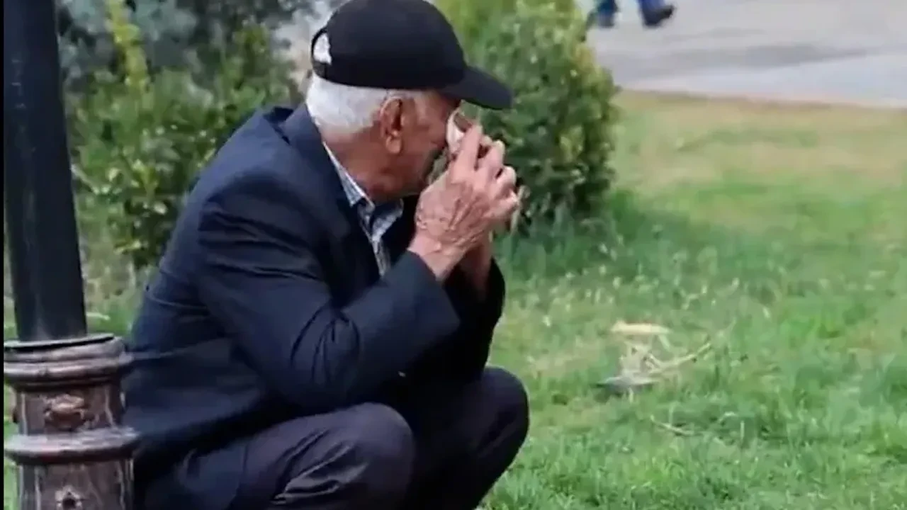 Sosyal medya bunu konuşuyor: Anaokulu öğrencileri 'Ölürüm Türkiyem'i söyledi, yaşlı adam hüngür hüngür ağladı