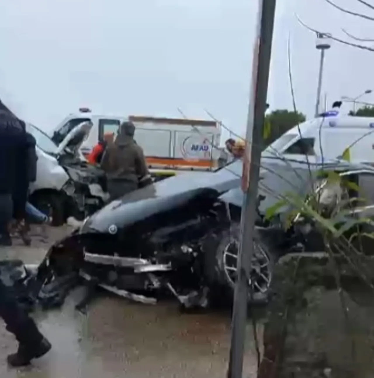 Yağışlı hava kazayı da beraberinde getirdi! 5 araç birbirine girdi: Çok sayıda yaralı var