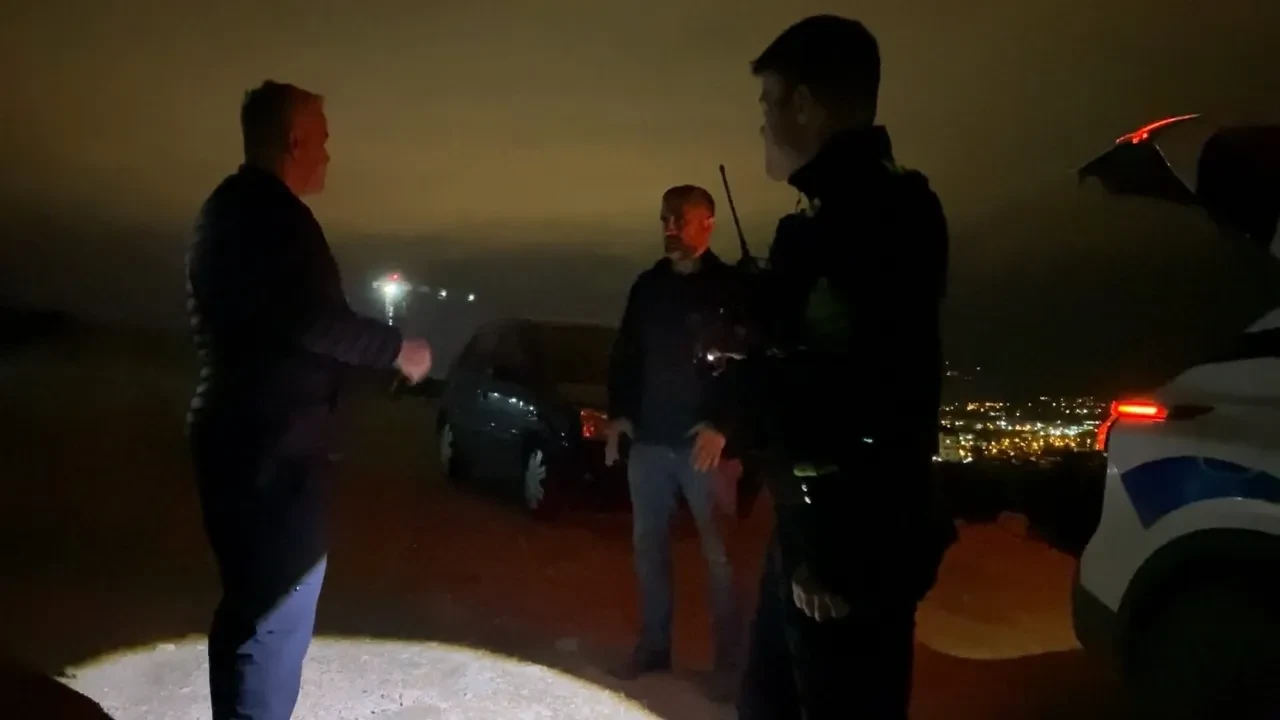 2 arkadaşın 'sürücü ben değilim' kavgası! Polislerin önünde kavgaya tutuştular: 'Cinler mi sürüyor bu arabayı?'