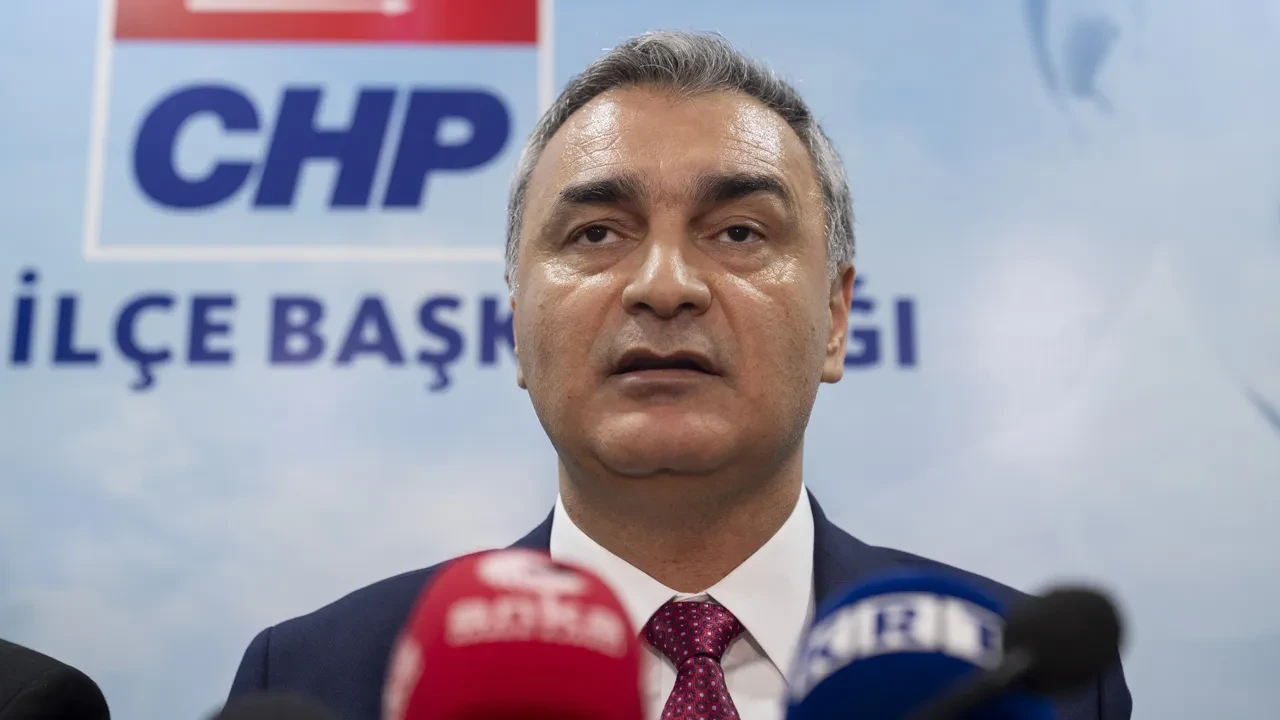 CHP Sözcüsü Müslim Sarı 'Herkes öz eleştirisini yapsın' diyerek uyardı: Ataşehir Belediyesi AK Parti'ye geçebilir