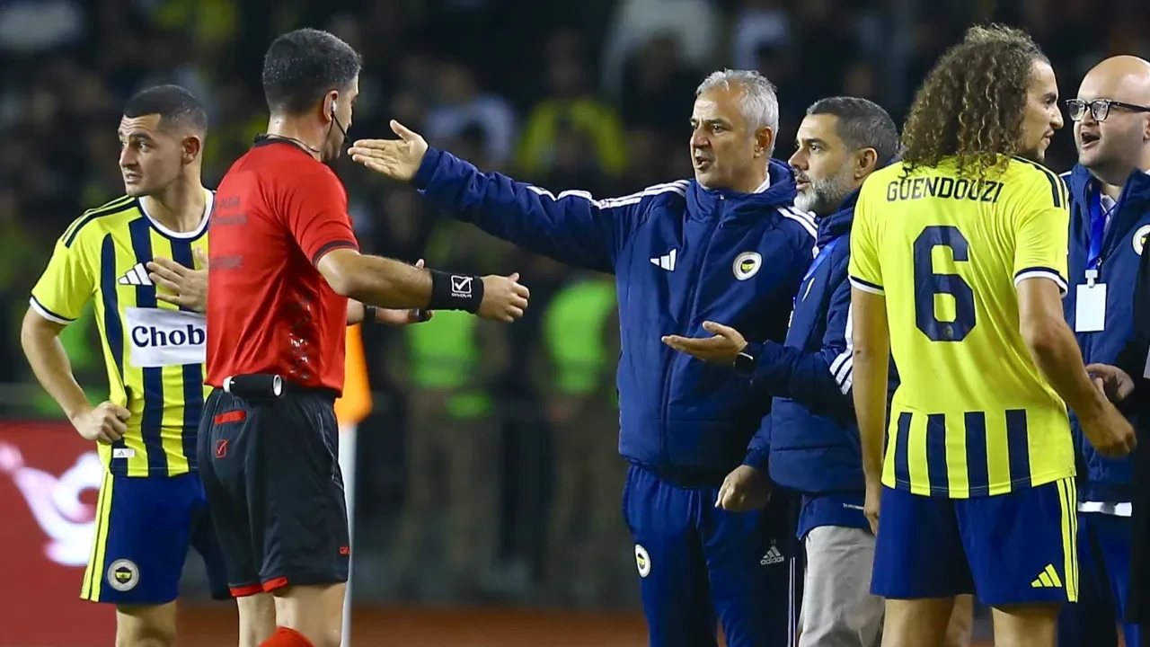 Fenerbahçe maçında ilginç olay! Kırmızı kartın ardından taraftarlar şaşkınlık yaşadı
