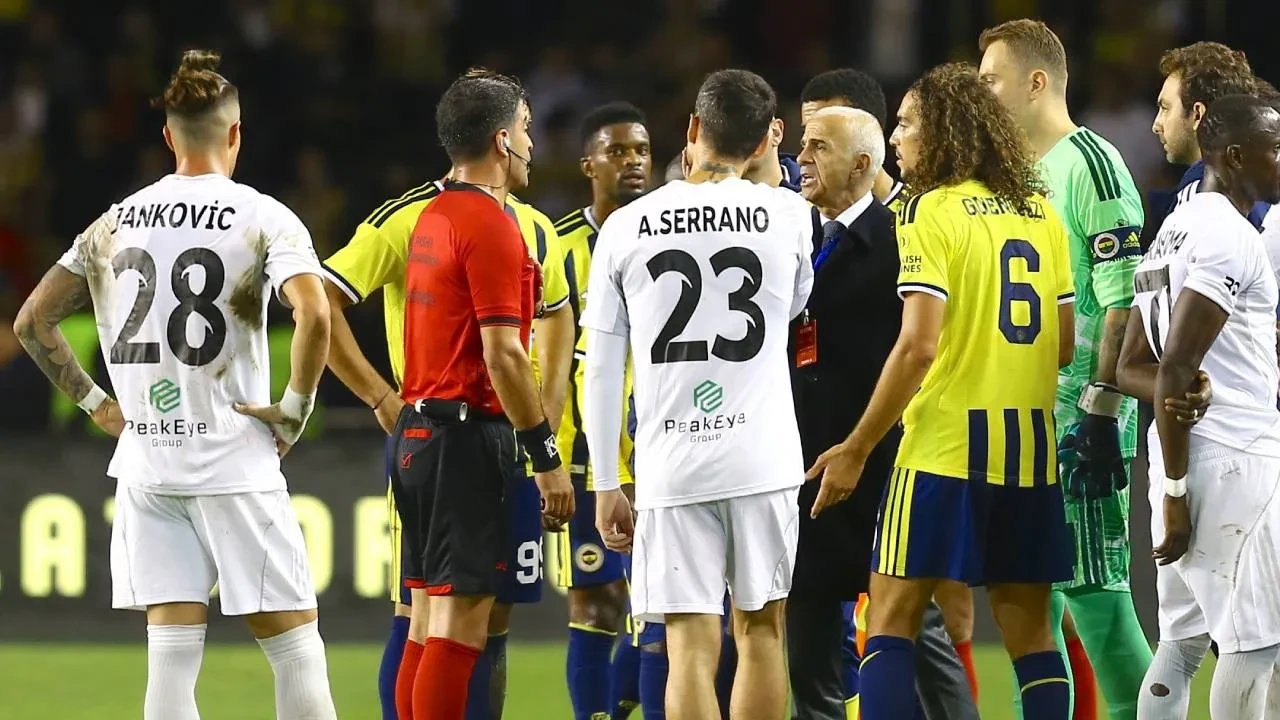 Fenerbahçe maçında ilginç olay! Kırmızı kartın ardından taraftarlar şaşkınlık yaşadı