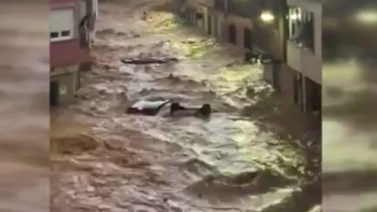 İspanya'da sel kabusu: Araçlar suda süzüldü