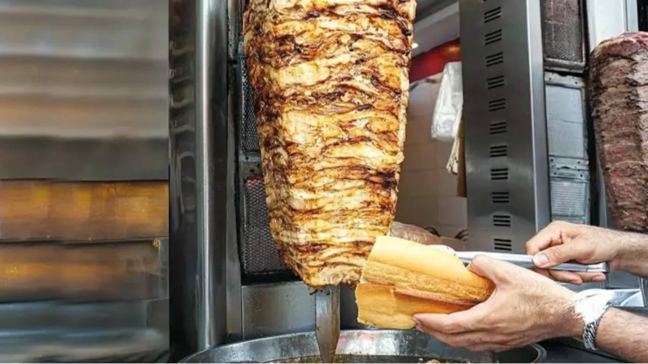 İstanbul'da tavuk döner skandalı: 30 kişi hastanelik oldu işletmenin kapısına mühür vuruldu