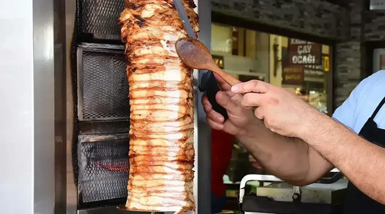 İstanbul'da tavuk döner skandalı: 30 kişi hastanelik oldu işletmenin kapısına mühür vuruldu