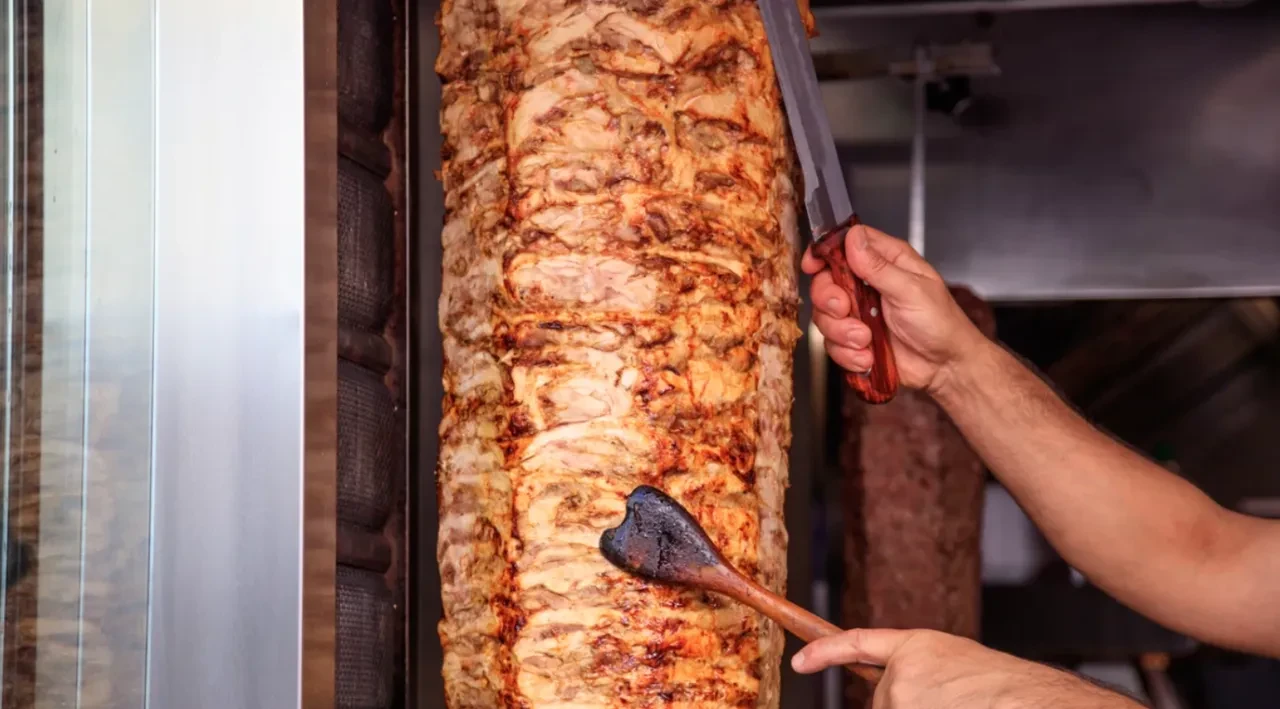 İstanbul'da tavuk döner skandalı: 30 kişi hastanelik oldu işletmenin kapısına mühür vuruldu