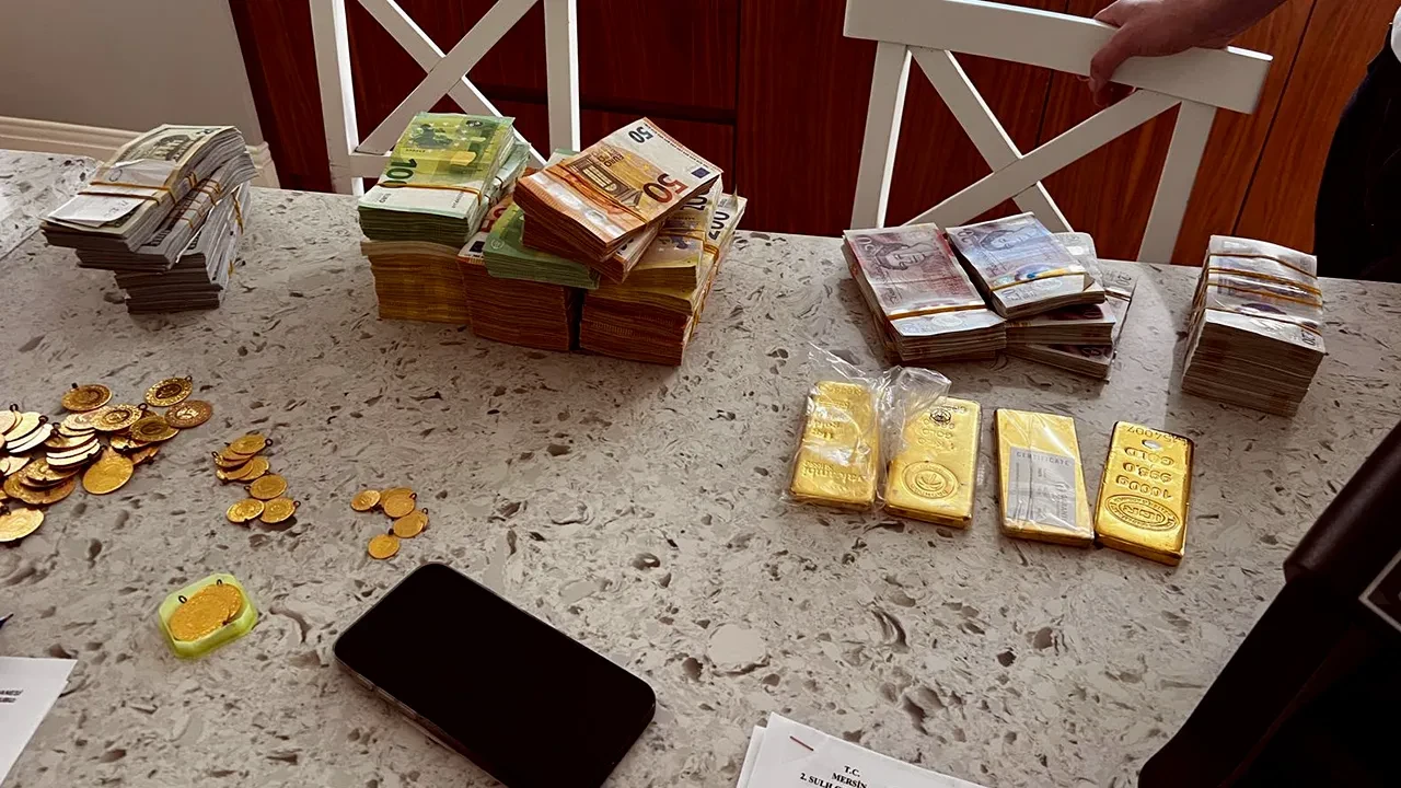 Mersin’deki ihale operasyonunda evden servet çıktı: Kilo kilo altın ve milyonlarca liralık döviz