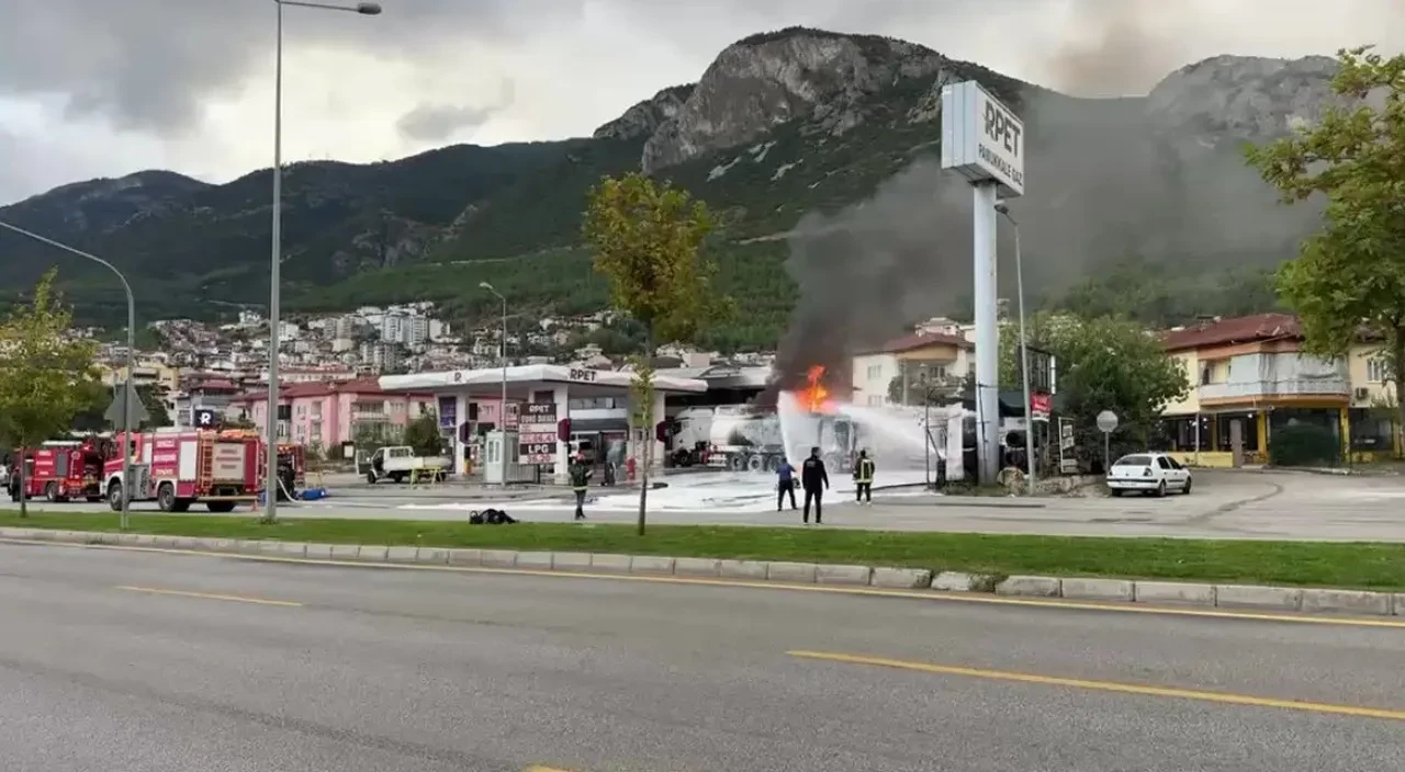 Denizli'de benzin istasyonunda yakıt boşalan tankerde patlama