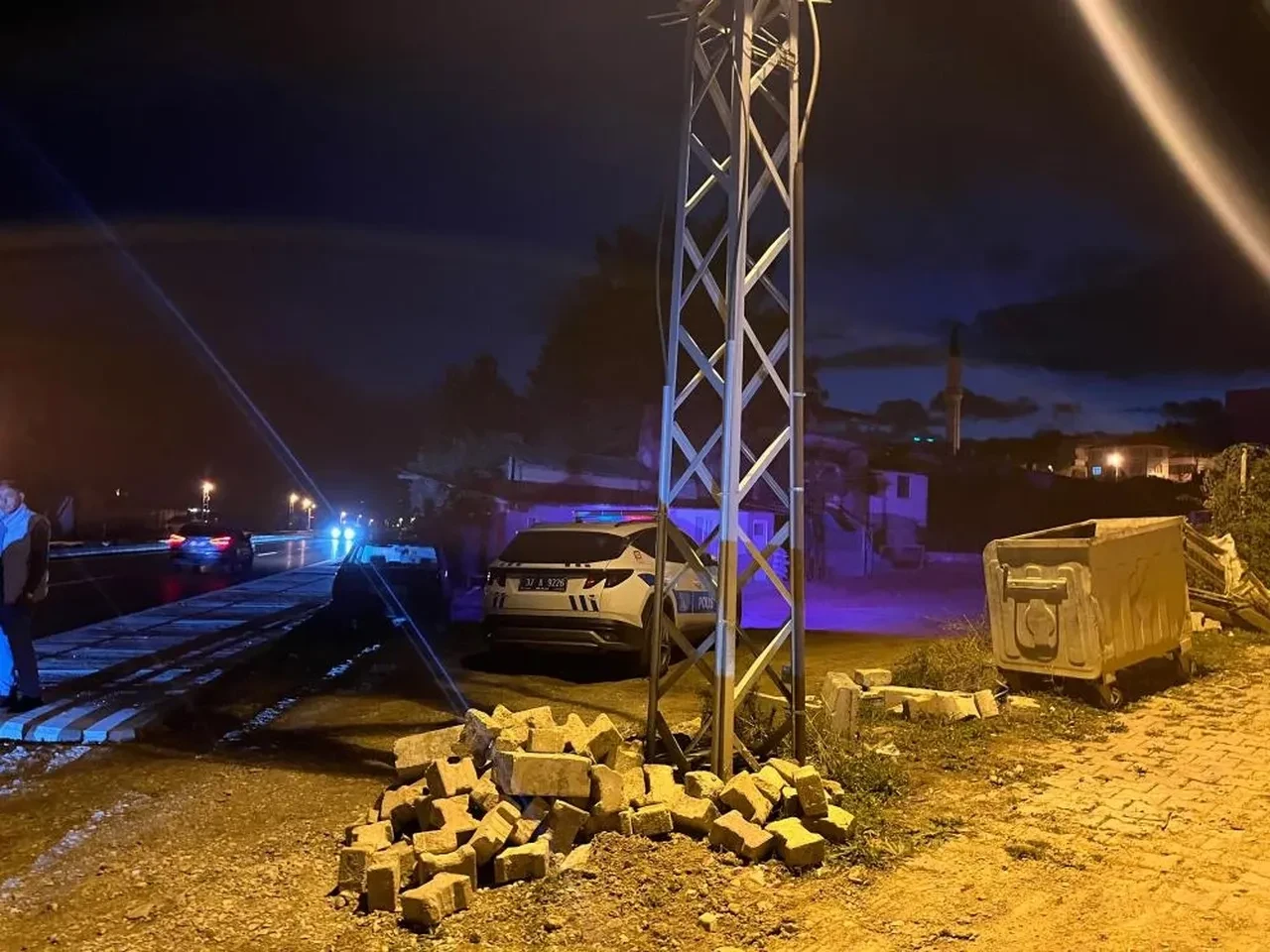 Yaya geçidinden geçerken yolcu otobüsü çarptı