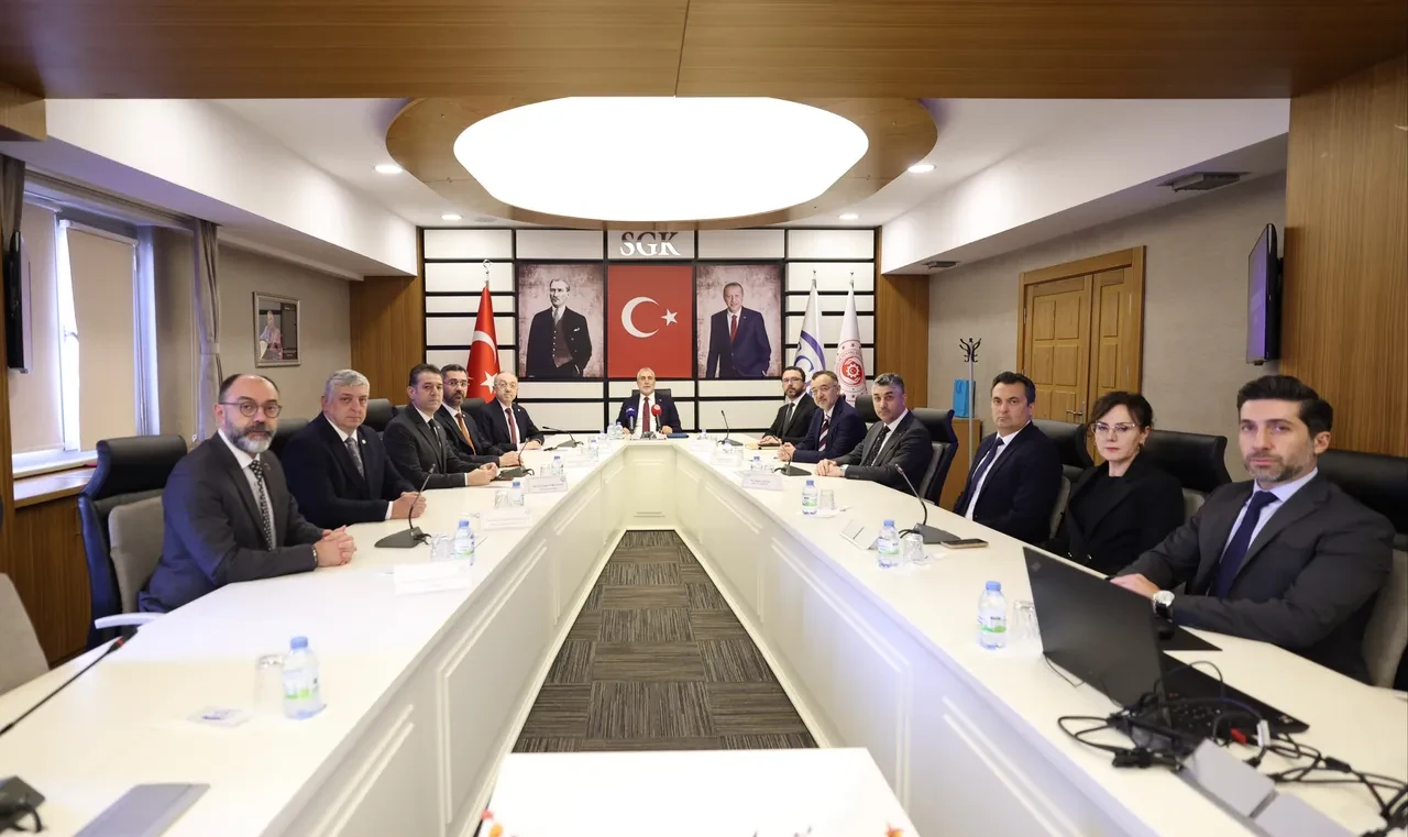 Bakan Işıkhan duyurdu: SGK'dan eczacılara yeni düzenleme