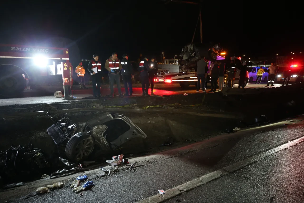 Çanakkale'de feci kaza! Otomobil paramparça oldu: 2 ölü