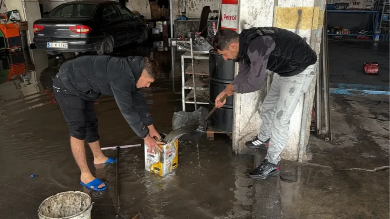 Diyarbakır'ın sağanak vurdu, iş yerlerini su bastı