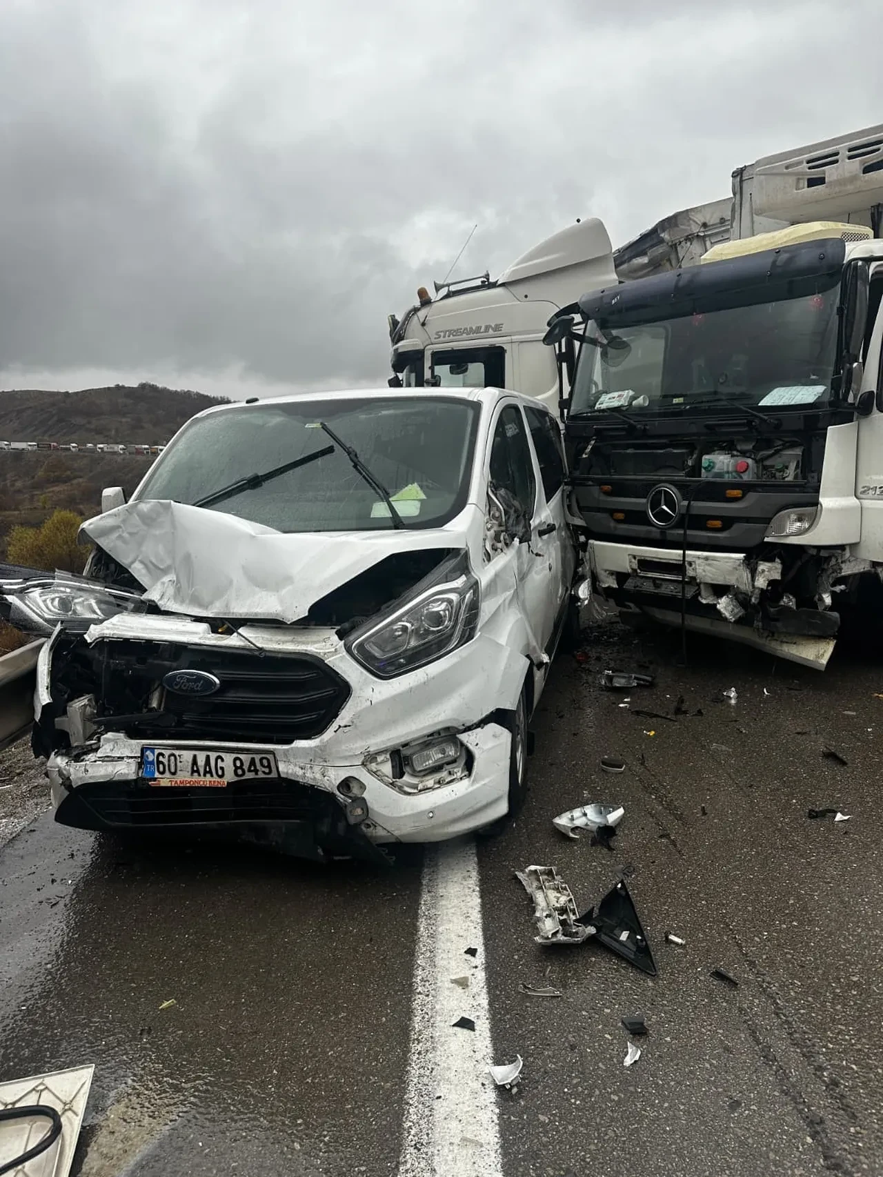 Erzurum'da zincirleme kaza: 3 araç birbirine girdi