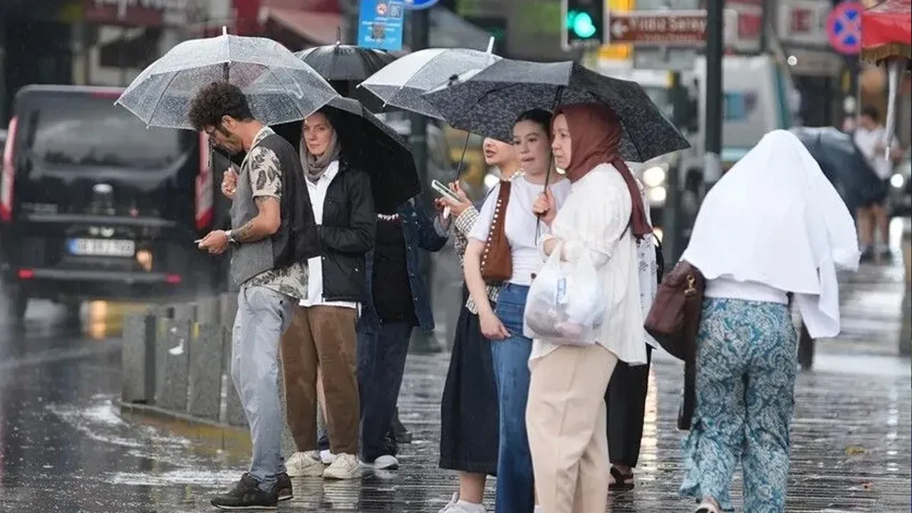 AKOM gün gün açıkladı! İstanbul’da hava ısınacak ama yağmur durmayacak: Termometreler 20 dereceyi görecek