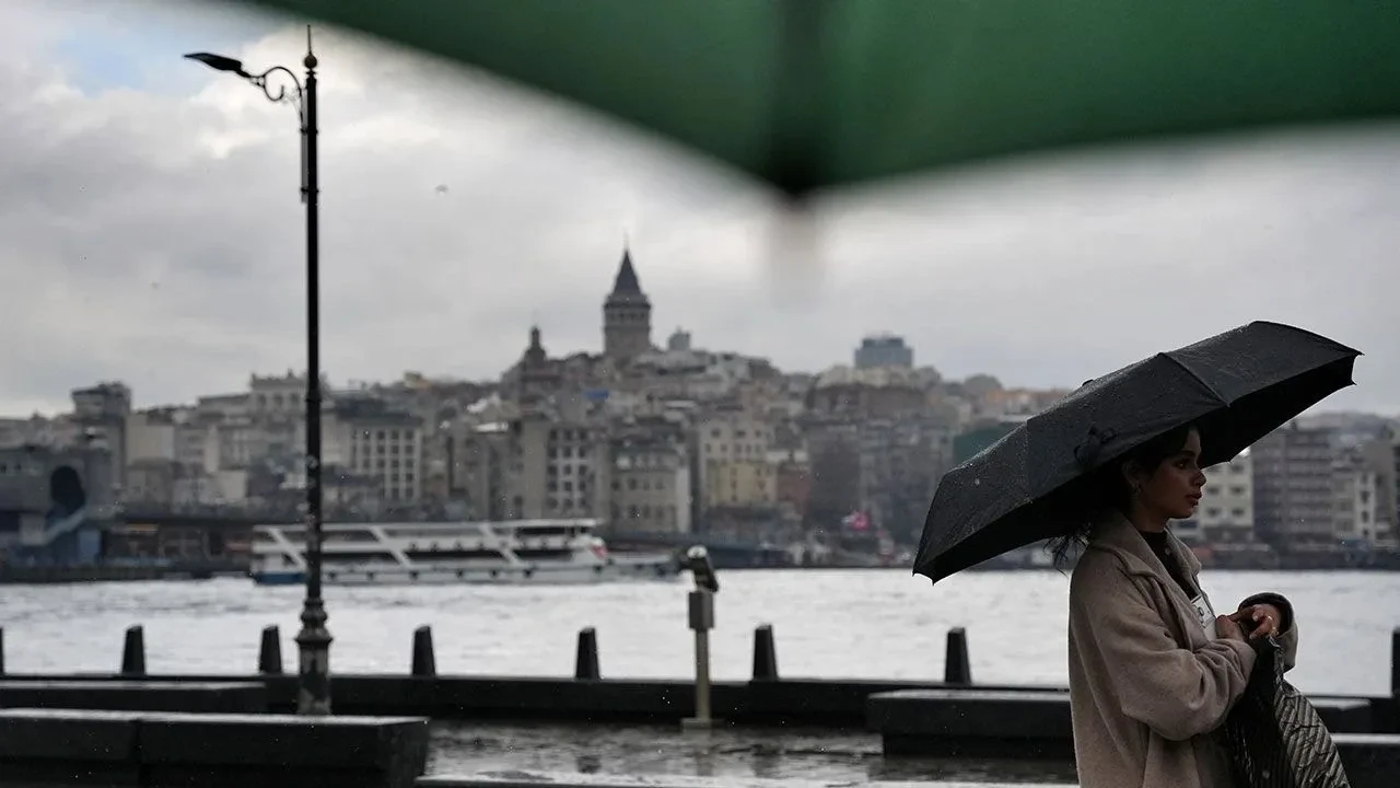 AKOM gün gün açıkladı! İstanbul’da hava ısınacak ama yağmur durmayacak: Termometreler 20 dereceyi görecek