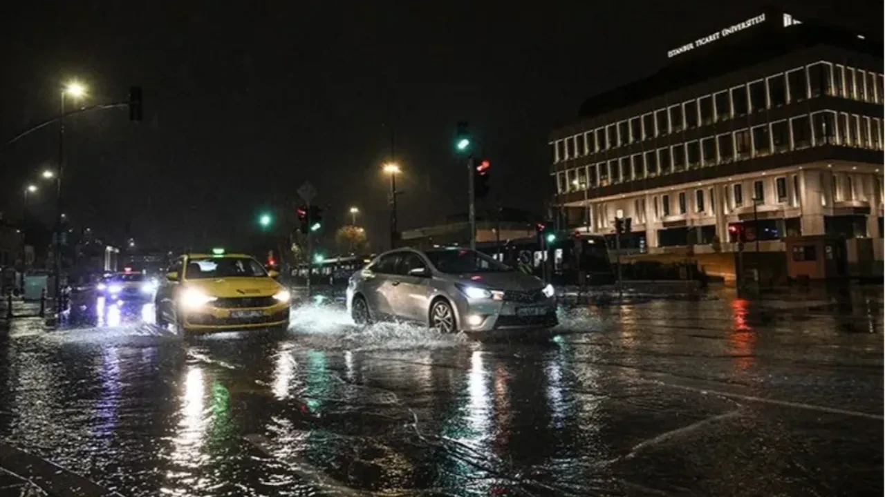 İstanbullular dikkat: Yağışların kenti terk edeceği saat belli oldu! Meteoroloji Uzmanı Adil Tek açıkladı