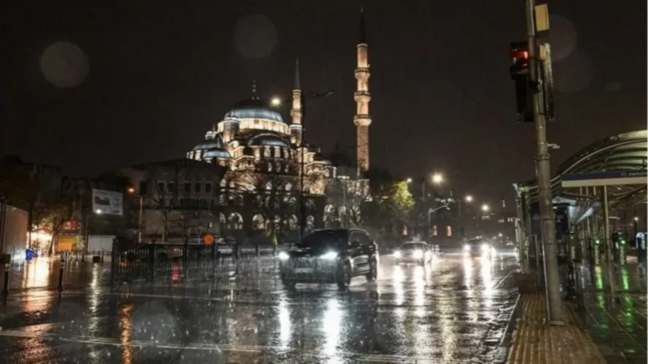 İstanbullular dikkat: Yağışların kenti terk edeceği saat belli oldu! Meteoroloji Uzmanı Adil Tek açıkladı