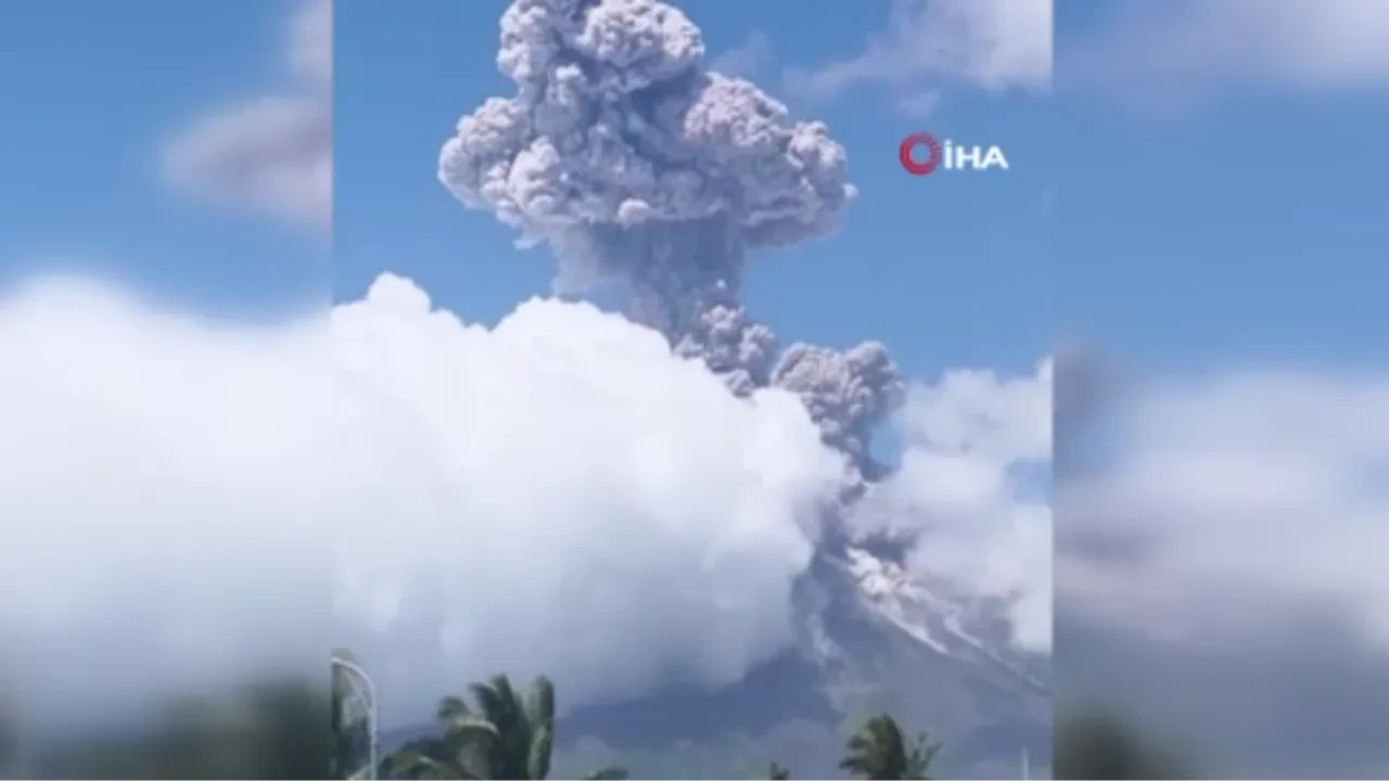 Luzon Adası'ndaki Mayon Yanardağı patladı! Tehlike seviyesi arttı