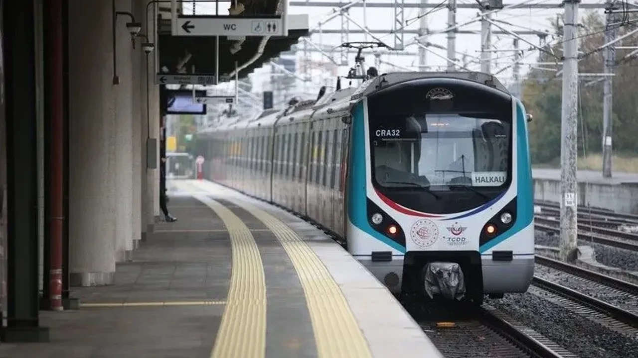 Marmaray'da intihar: Seferlerde aksama yaşanıyor