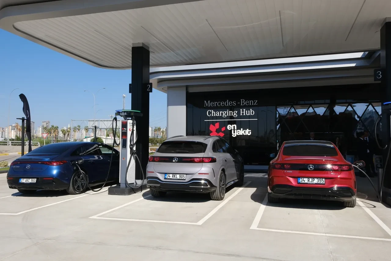 Mercedes-Benz ve En Yakıt iş birliğiyle Türkiye’nin ilk Flagship konseptli yüksek hızlı şarj istasyonu Adana’da açıldı