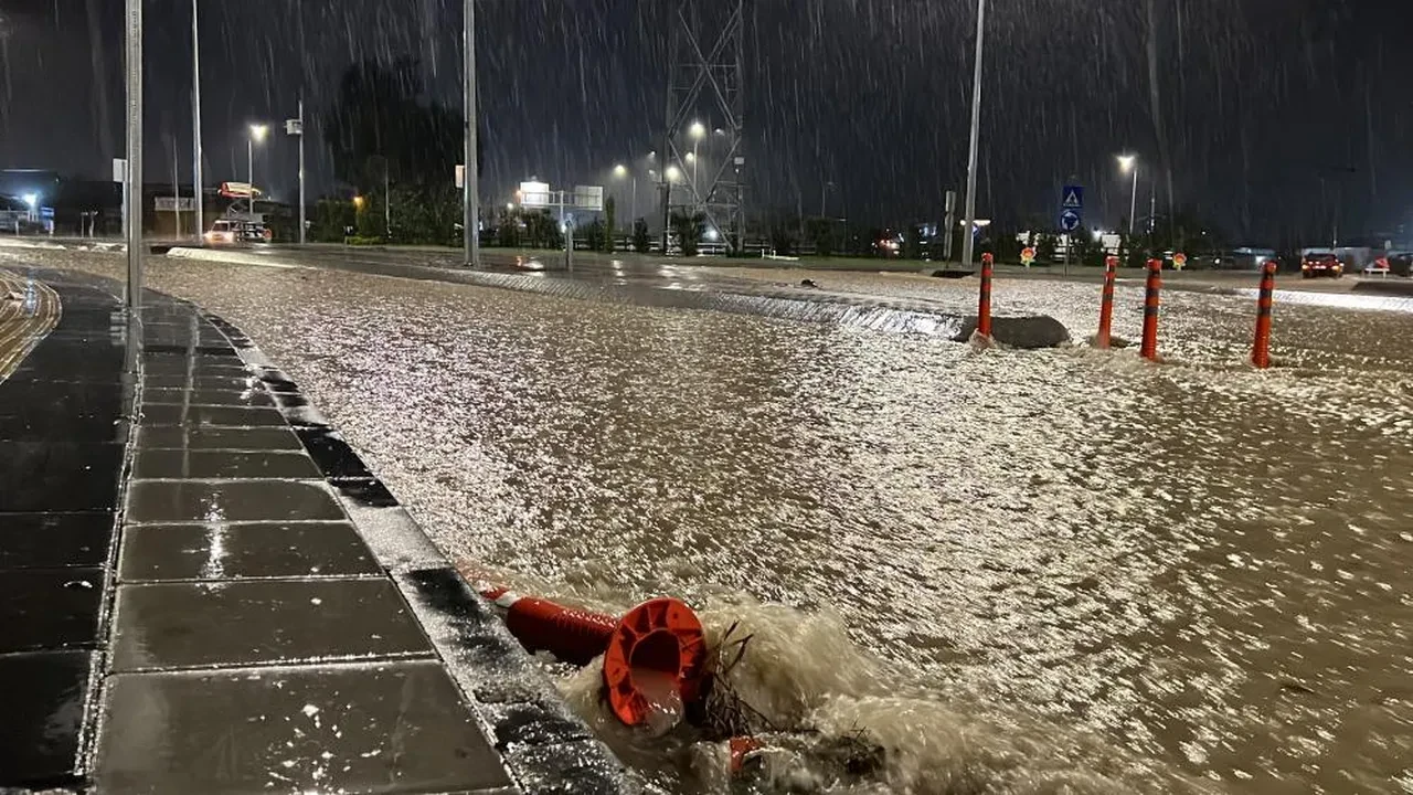 Mersin ve Adıyaman'da şiddetli sağanak hayatı felç etti: Cadde ve sokaklar göle döndü, araçlar mahsur kaldı