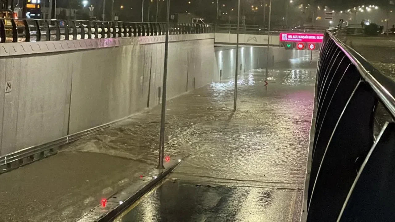 Mersin ve Adıyaman'da şiddetli sağanak hayatı felç etti: Cadde ve sokaklar göle döndü, araçlar mahsur kaldı